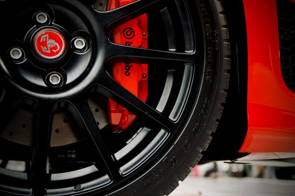 Welche Technologien verbessern die Sicherheit in modernen Fahrzeugen?